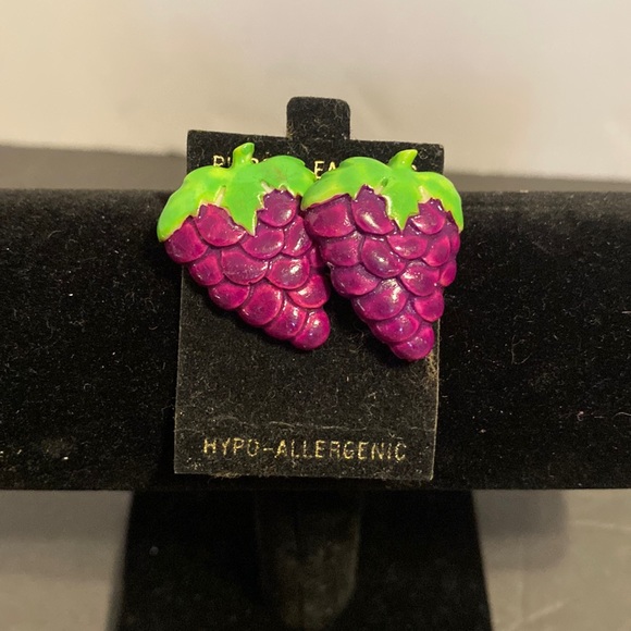 Jewelry - VTG bunch of purple grapes pierced earrings plastic Y2K BOHO